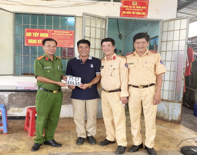 Ông Phạm Hoàng Long may mắn nhận được biển ngũ quý  6