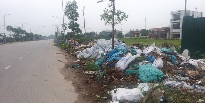 Theo ghi nhận, trên tuyến đường chỉ dài vài km nhưng cứ khoảng 200-300m lại có một bãi rác to nhỏ chất đống xâm lấm lòng đường.