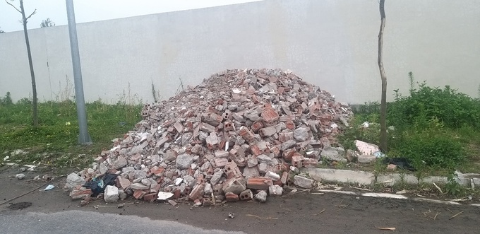 Phế thải xây dựng đổ tràn cả ra lòng đường