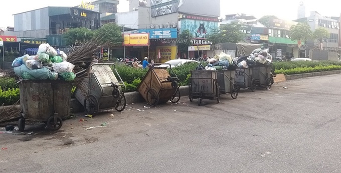 Đoạn tuyến tiếp theo nối từ ngõ 216 Định Công đến nút giao qua ngõ 192 Lê Trọng Tấn về cơ bản đã hoàn thành và cho thông xe, tuy nhiên lòng lề đường lại đang được phù phép thành bãi tập kết xe chở rác,… Các hạng mục điện chiếu sáng, vỉa hè dành cho người đi bộ vẫn chưa có.