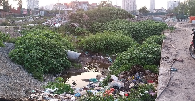Nhiều vị trí thuộc phạm vi thi công dự án còn trở thành những bãi rác khổng lồ.