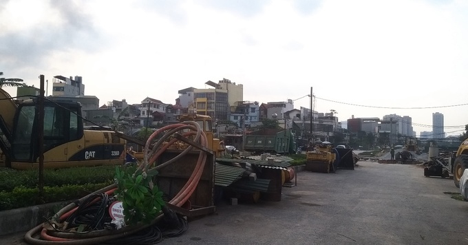 Theo quan sát, công trường thi công tại đây khá im ắng, máy móc nằm án binh bất động 