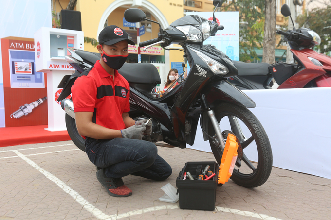 Kỹ thuật viên hướng dẫn xử lý Bugi khi xe ngập nước.