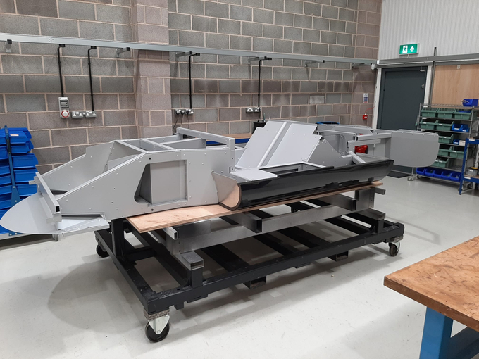 N1A có khung gầm bằng nhôm được bọc trong thân xe bằng sợi carbon