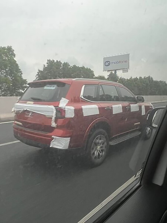 Cách đây vài ngày, Ford Everest 2022 đã bị bắt gặpchạy thử trên cao tốc Hà Nội – Hải Phòng trong tình trạng dán che kín logo.

