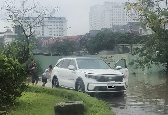 Mẫu xe gầm cao cũng không hề an toàn khu qua đường ngập nước