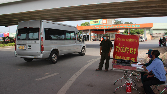Chính quyền địa phương và lực lượng chức năng đã triển khai các biện pháp bảo đảm an ninh trật tự (Ảnh; Chốt của tổ công tác xã Dĩnh Trì, TP Bắc Giang tại khu vực nút giao QL1 và QL31 được duy trì hằng ngày).