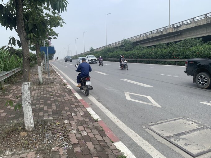 Một số trường đi ngược chiều thậm chí còn không đội mũ bảo hiểm và điều khiển phương tiện với tốc độ cao.