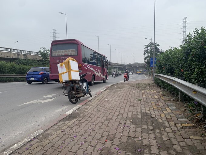 Trong cùng một thời điểm, nhiều vi phạm giao thông như điều khiển phương tiện đi ngược chiều, dừng đỗ tự do,… diễn ra ngay trước lối vào cao tốc Pháp Vân – Cầu Giẽ.