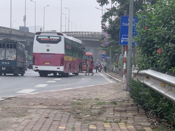 Cùng 1 thời điểm, 2 chiếc xe khách dừng ngay trước lối vào cao tốc. 