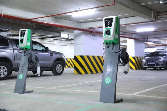 Một trạm sạc pin rơi vào khoảng 50.000 - 60.000 euro/trạm (tương đương 1,2 - 1,5 tỷ đồng).
