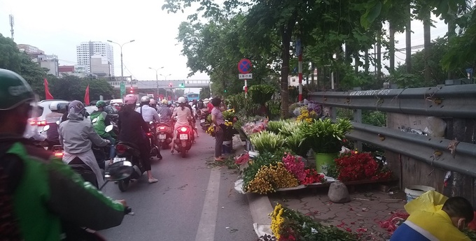 Tại khu vực đường Giải Phóng - Ngọc Hồi thuộc 2 quận Hoàng Mai và Thanh Trì, tình tạng bán hàng rong cũng vô cùng phức tạp, tạo ra khung cảnh lộn xộn và gây tắc nghẽn giao thông, đặc biệt là vào các khung giờ cao điểm đầu giờ sáng và cuối buổi chiều.