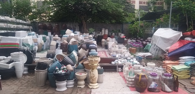 Vỉa hè của tuyến đường chẳng khác nào một hội chợ triển lãm đồ thủ công mỹ nghệ