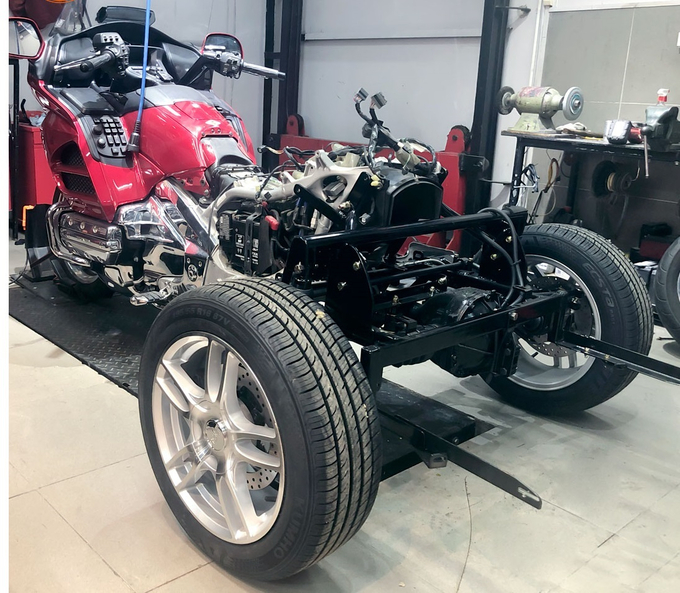 2 vành sau màu Chrome.