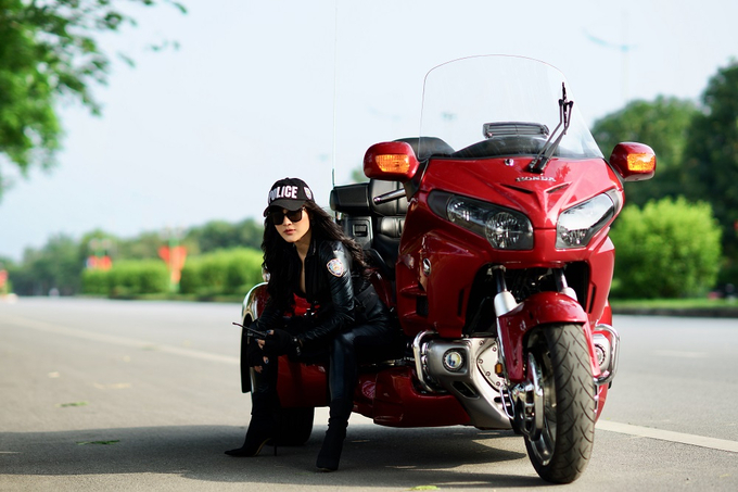 Xe sử dụng động cơ SOHC phun xăng điện tử 6 xi-lanh thẳng hàng, dung tích 1.832 phân khối