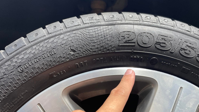 Bề mặt gai và hông lốp có phần cao su đã bị ôxy hóa

