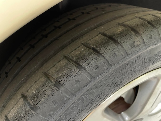 Lốp ô tô chai cứng gây mất an toàn, dễ nổ khi xe vận hành ở tốc độ cao

