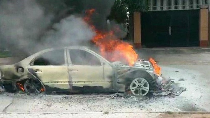 Rác, lá cây khô, giấy vụn, giẻ lau và một số vật liệu dễ cháy có thể bị cuốn vào và ẩn trong các ngóc ngách của động cơ

