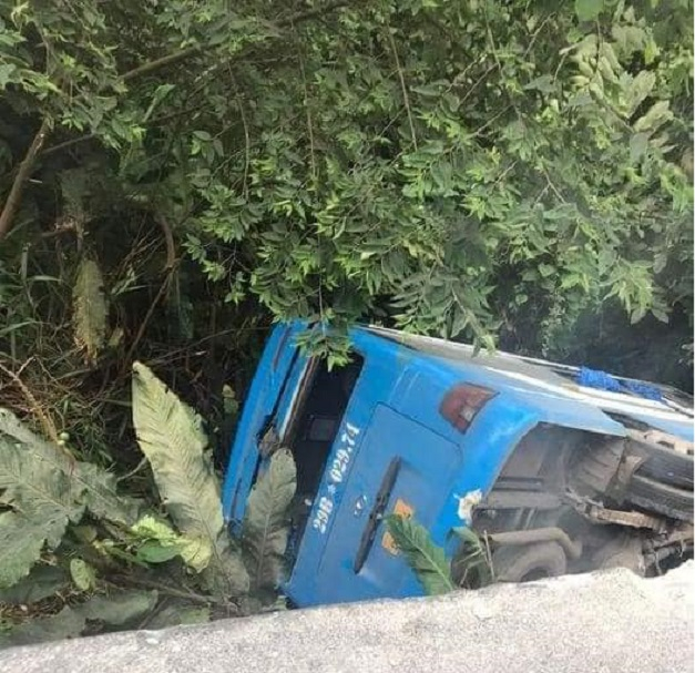 Trên xe ô tô có tổng cộng 30 người ,