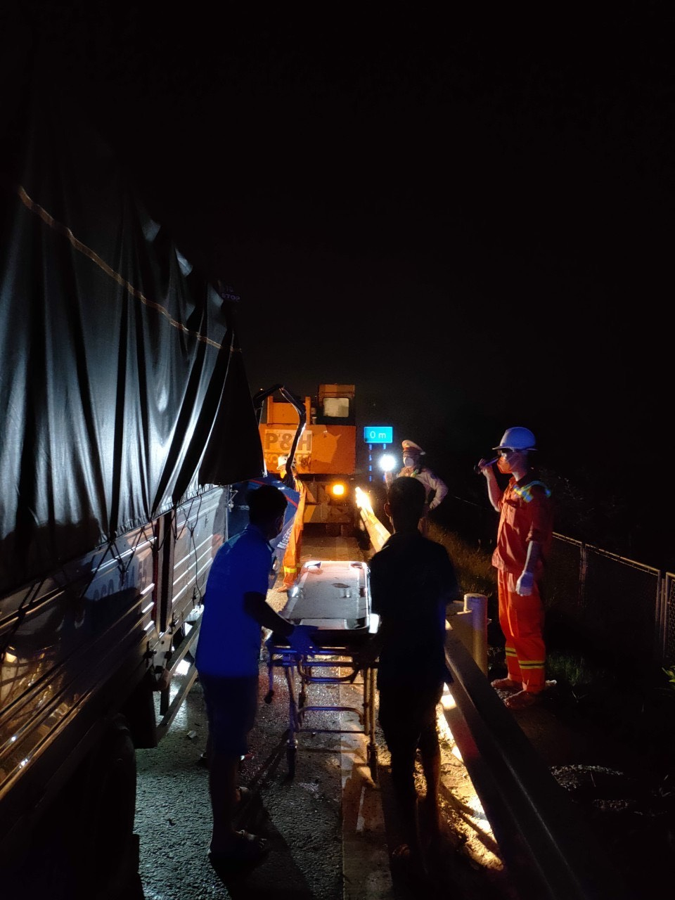 Lực lượng chức năng cứu nạn các nạn nhân vụ tai nạn