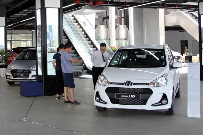 Nguồn cung thiếu hụt khiến không khí mua sắm ô tô không còn sôi động như trước đây

