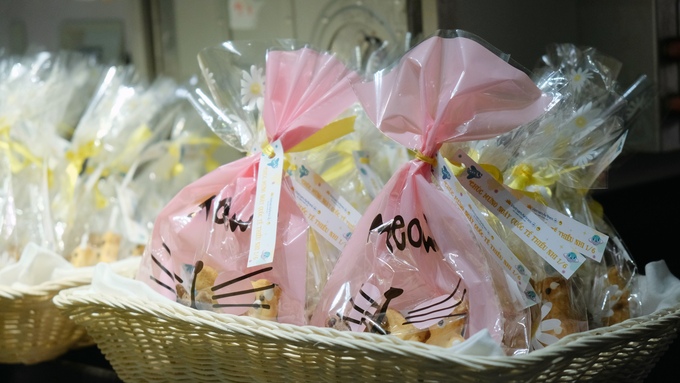 Quà tặng 1/6 là những chiếc bánh quy hình thù ngộ nghĩnh do Công ty cổ phần suất ăn hàng không NCS sản xuất, sáng tạo riêng cho những hành khách nhí.