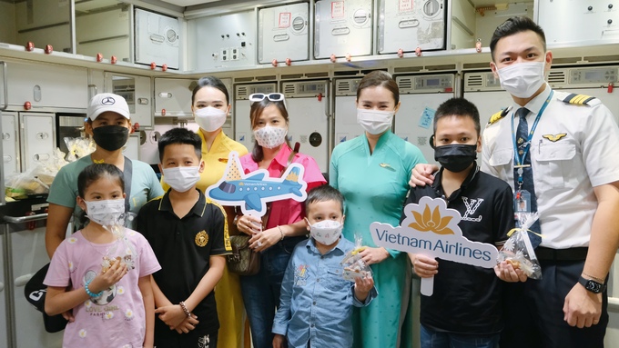 Các hành khách nhí có mặt trên những chuyến bay đặc biệt hào hứng chụp hình chung với phi hành đoàn