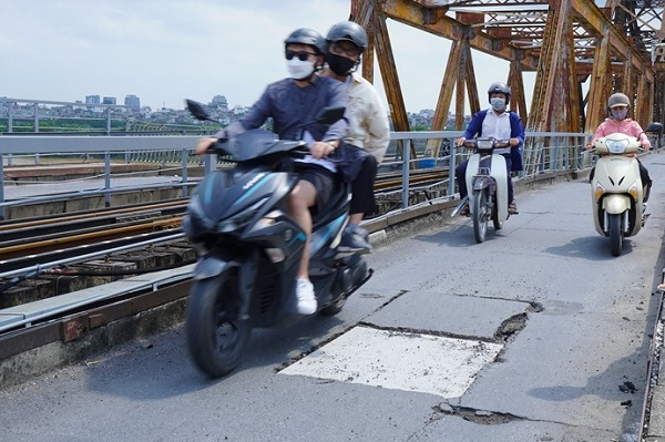 Cầu Long Biên được khai thác sử dụng đã 121 năm, các kết cấu thép bị rỉ, mòn, nhiều tấm đan bị vỡ âm. (Ảnh minh họa)