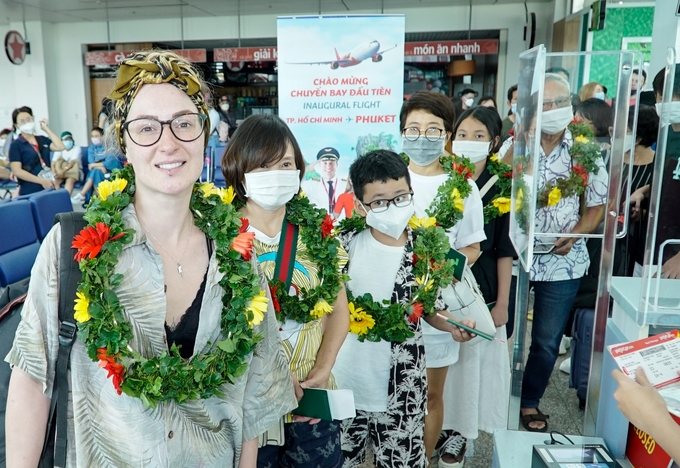 Hành khách vui vẻ trước hành trình đến với biển Phuket
