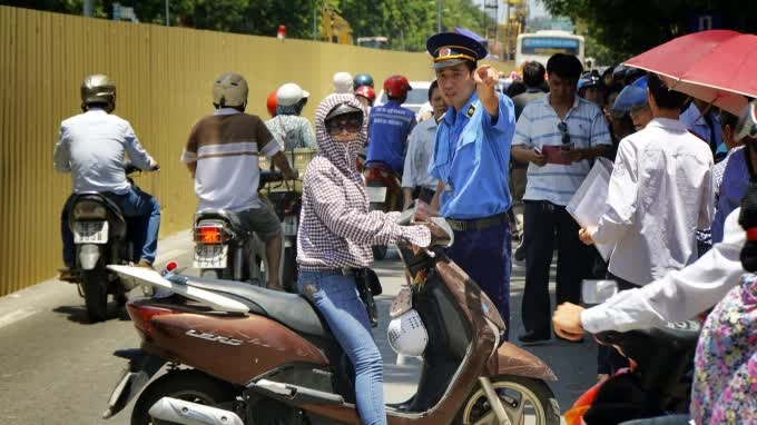 Thanh tra GTVT Hà Nội hướng dẫn người dân lưu thông trong một kỳ thi đại học