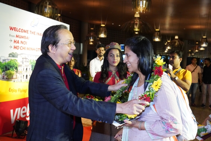 Hành khách trên chuyến bay được chào đón tại sân bay quốc tế Chhatrapati Shivaji Maharaj. Mumbai, Ấn Độ