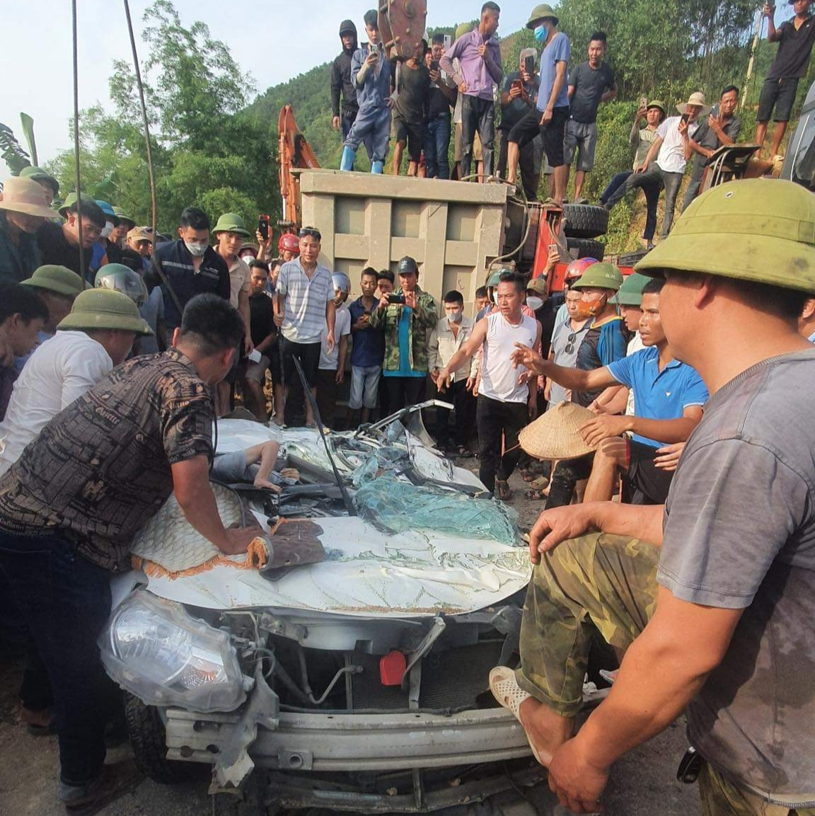 Chiếc xe con bị đè nát tại hiện trường 