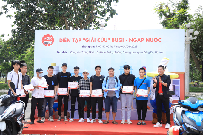 Trao tặng kỉ niệm chương cho các kĩ thuật viên tham dự.