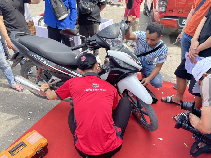 Kĩ thuật viên hướng dẫn xử lý Bugi khi xe bị ngập nước.