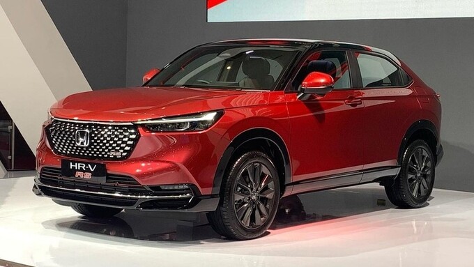 Bản RS có thiết kế ngoại thất thể thao hơn với mâm hợp kim 18 inch, lưới tản nhiệt mạ crôm bắt mắt hơn.

