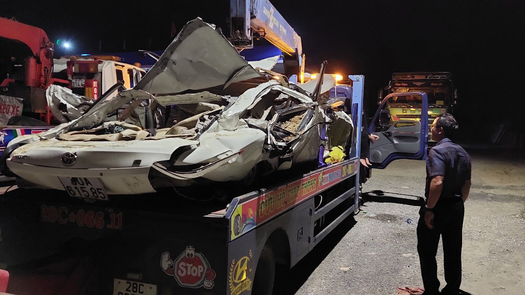 Ông Khuất Việt Hùng - Phó Chủ tịch chuyên trách Ủy ban ATGT Quốc gia tại hiện trường vụ TNGT đặc biệt nghiêm trọng