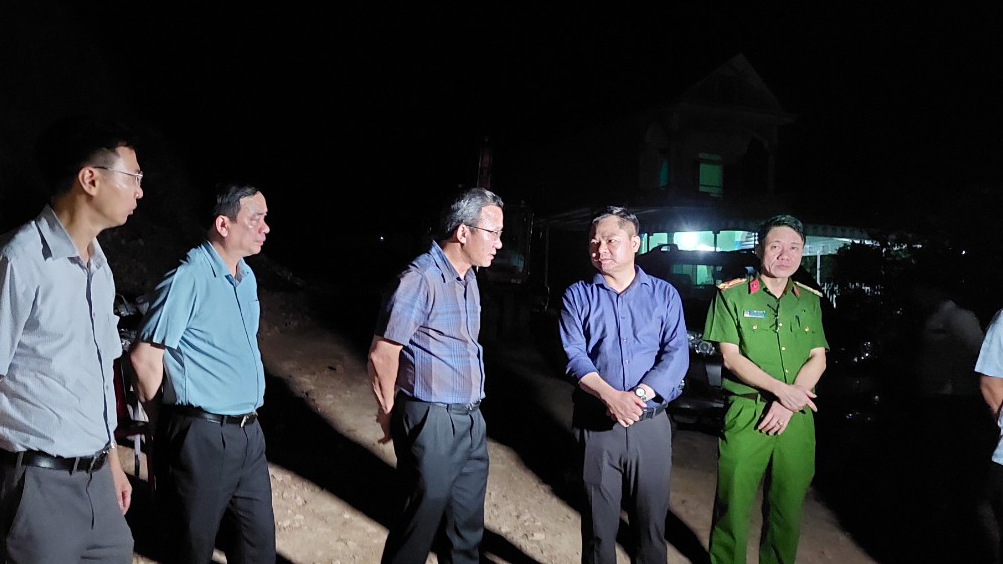 Đoàn công tác của Ủy ban ATGT Quốc gia tại hiện trường khắc phục hậu quả vụ tai nạn 