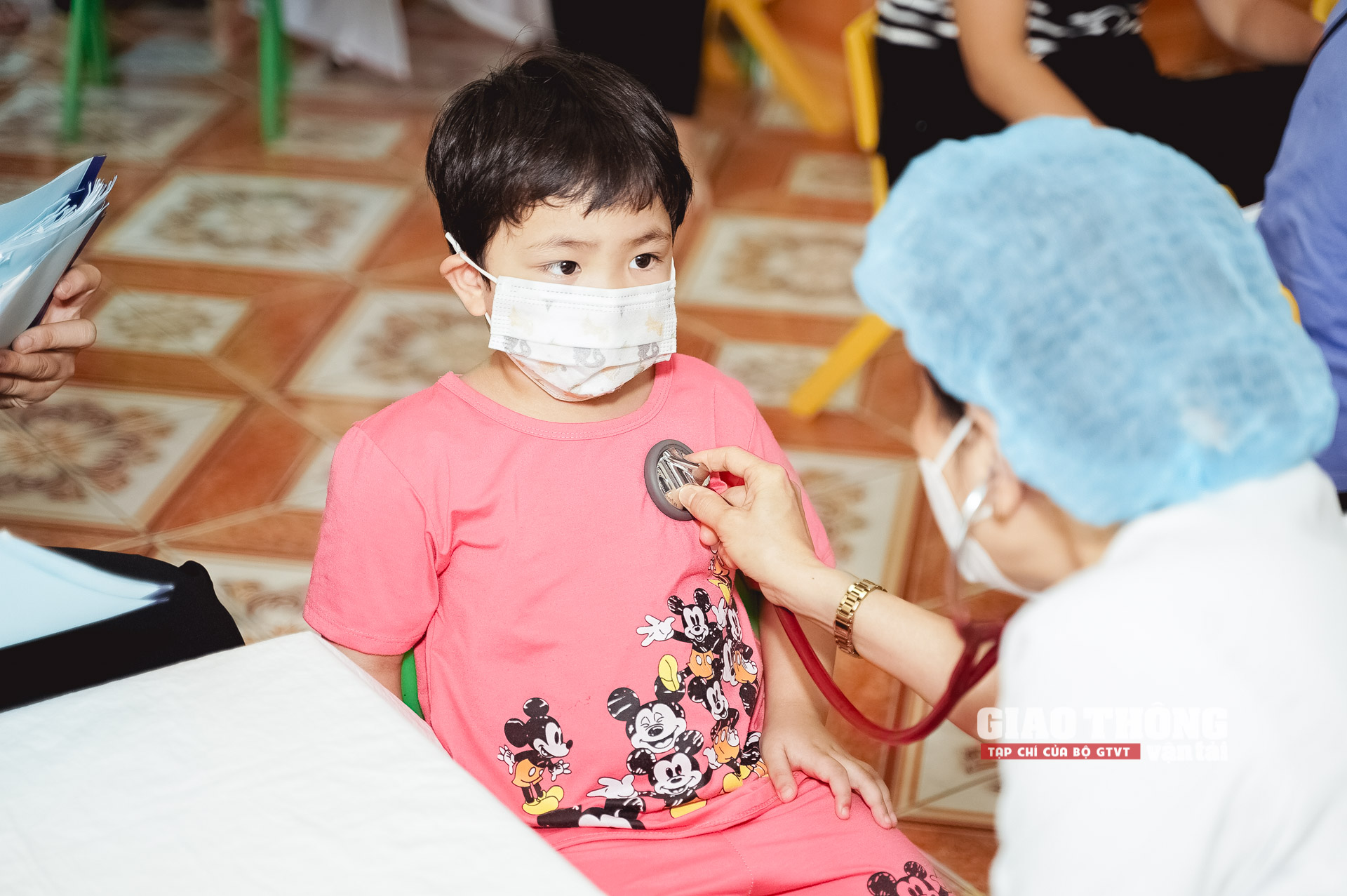 Trẻ nhỏ rất cần được quan tâm, theo dõi sức khỏe sát sao, nhưng lâu nay, việc làm này chưa thể đáp ứng đầy đủ do eo hẹp về nguồn lực, rất cần thêm sự chung tay góp sức từ cộng đồng, xã hội