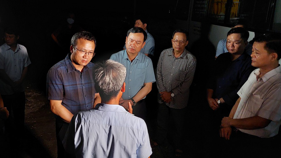 Đoàn công tác của Ủy ban ATGT Quốc gia tới chia buồn, động viên gia đình các nạn nhân trước nỗi đau mất người thân