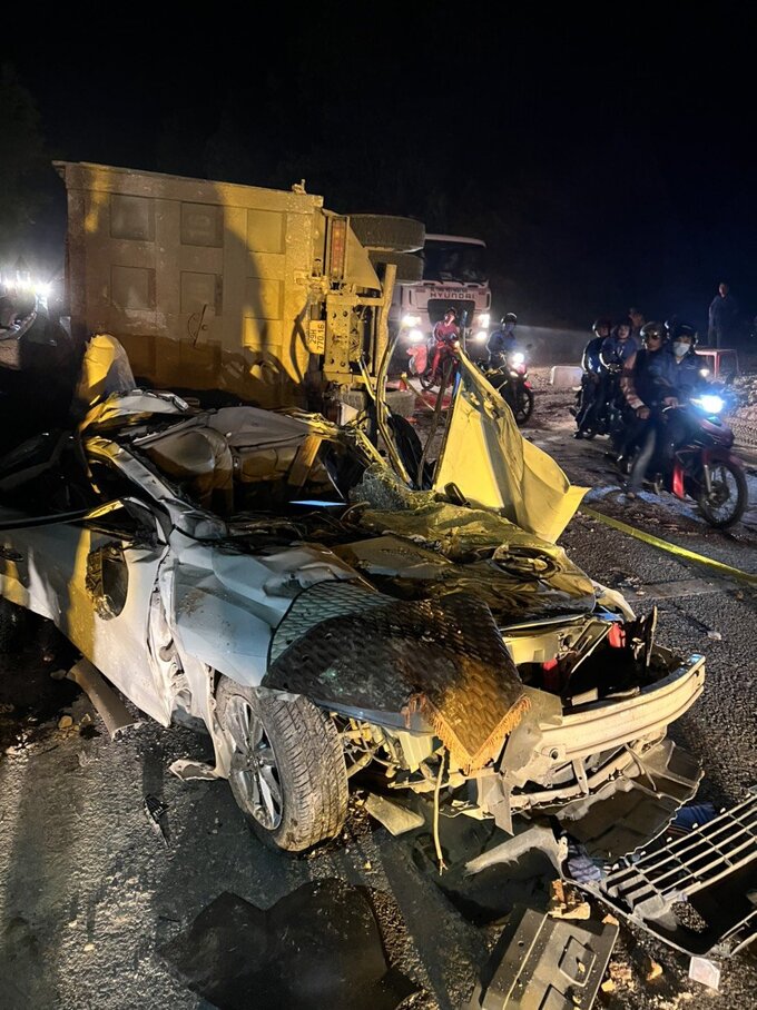 Thùng xe 29H-770.16 tại thời điểm sau khi gây ra tai nạn có chiều cao gấp hơn 2 đôi so với chứng nhận đăng kiểm