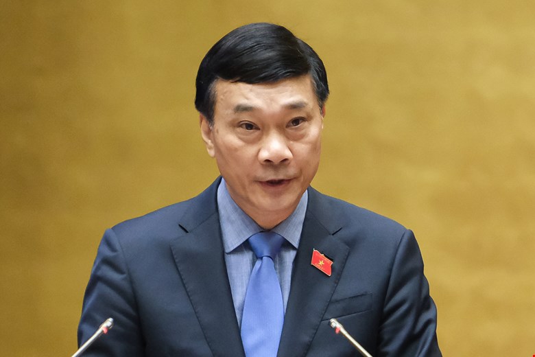 Chủ nhiệm Ủy ban Kinh tế của Quốc hội Vũ Hồng Thanh trình bày báo cáo thẩm tra tờ trình các dự án