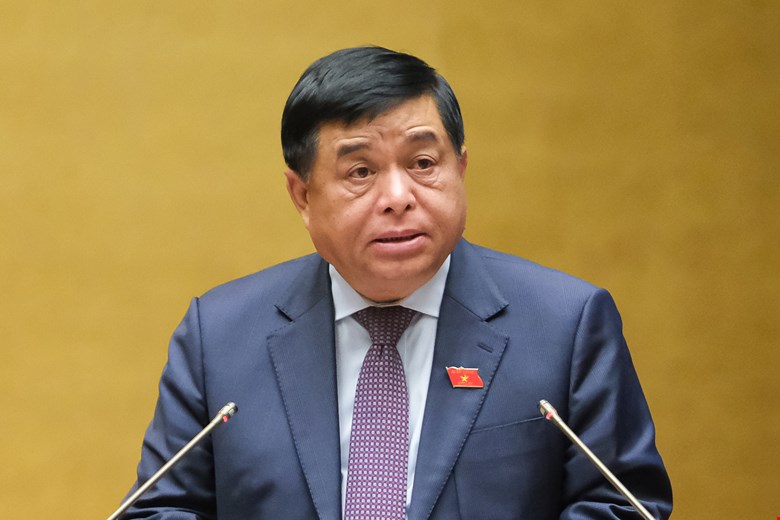 Bộ trưởng Bộ Kế hoạch - đầu tư Nguyễn Chí Dũng thừa ủy quyền của Thủ tướng trình bày tờ trình về chủ trương đầu tư dự án đường vành đai 4 vùng thủ đô Hà Nội và vành đai 3 TP.Hồ Chí Minh