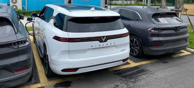 VinFast VF 9 đang sạc điện trong khuôn viên nhà máy ở Hải Phòng.

