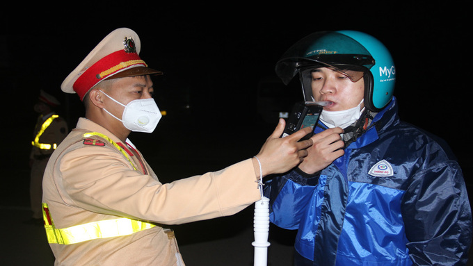 Cán bộ Phòng CSGT (Công an tỉnh Bắc Giang) kiểm tra nồng độ cồn đối với người điều khiển xe mô tô trên quốc lộ1A ( đoạn qua xã Quang Thịnh, huyện Lạng Giang).