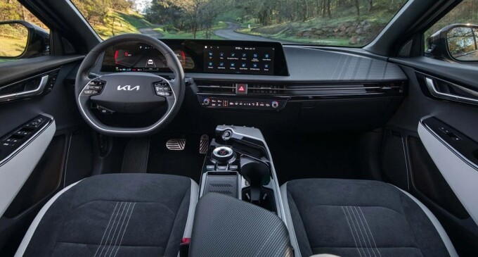 Bảng điều khiển được trang bị loại màn hình cong 12 inch