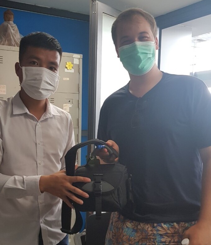 Một vị khách ngoại quốc nhận lại đồ bỏ quên trên xe taxi của hãng HP NOIBAI TAXI