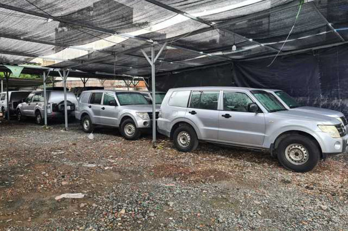 Lô xe Mitsubishi Pajero chở tiền đang được rao bán. Ảnh: Văn Trần.

