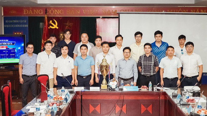 Đại diện các đội bóng chụp ảnh lưu niệm cùng Ban Tổ chức giải đấu