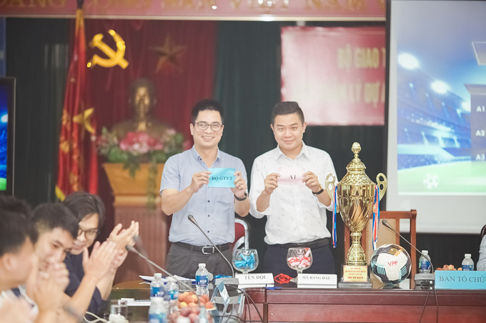 Đại diện đội bóng cơ quan Bộ GTVT bốc thăm được mã A1
