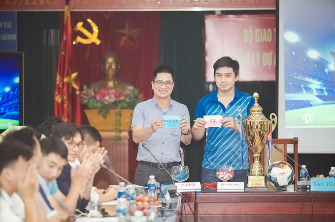 Đại diện đội bóng Nam Anh bốc thăm được mã C2